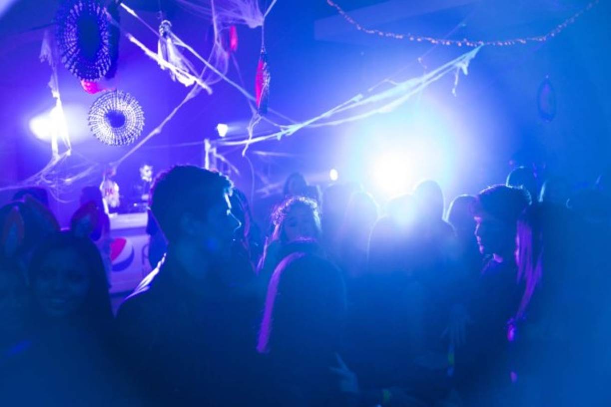 Distintivos de colores, telarañas, calabazas y efectos de tonos led le dieron vida a la atmósfera de fiesta y terror para la juventud de la Inter.