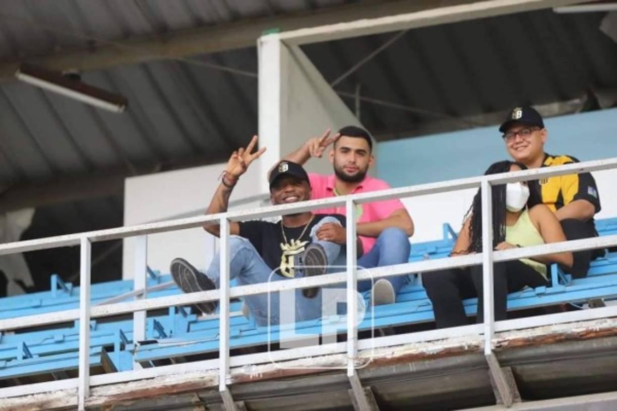Kevin Álvarez, fichaje del Real España, estuvo observando al equipo en el palco del estadio Morazán.