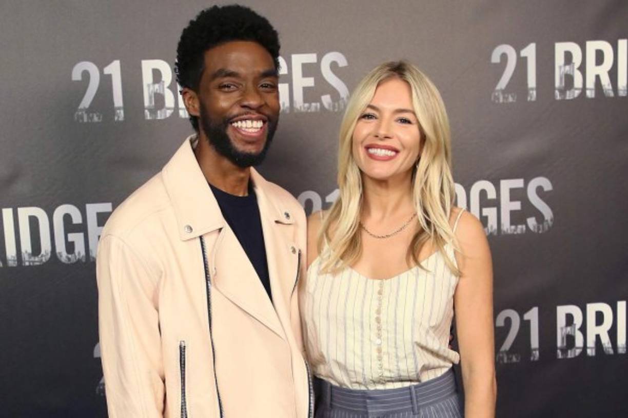El actor Chadwick Boseman, quien falleció el pasado 28 de agosto tras una secreta lucha contra el cáncer de colon, donó una parte de su salario en la cinta '21 Bridges' a su coprotagonista Sienna Miller.