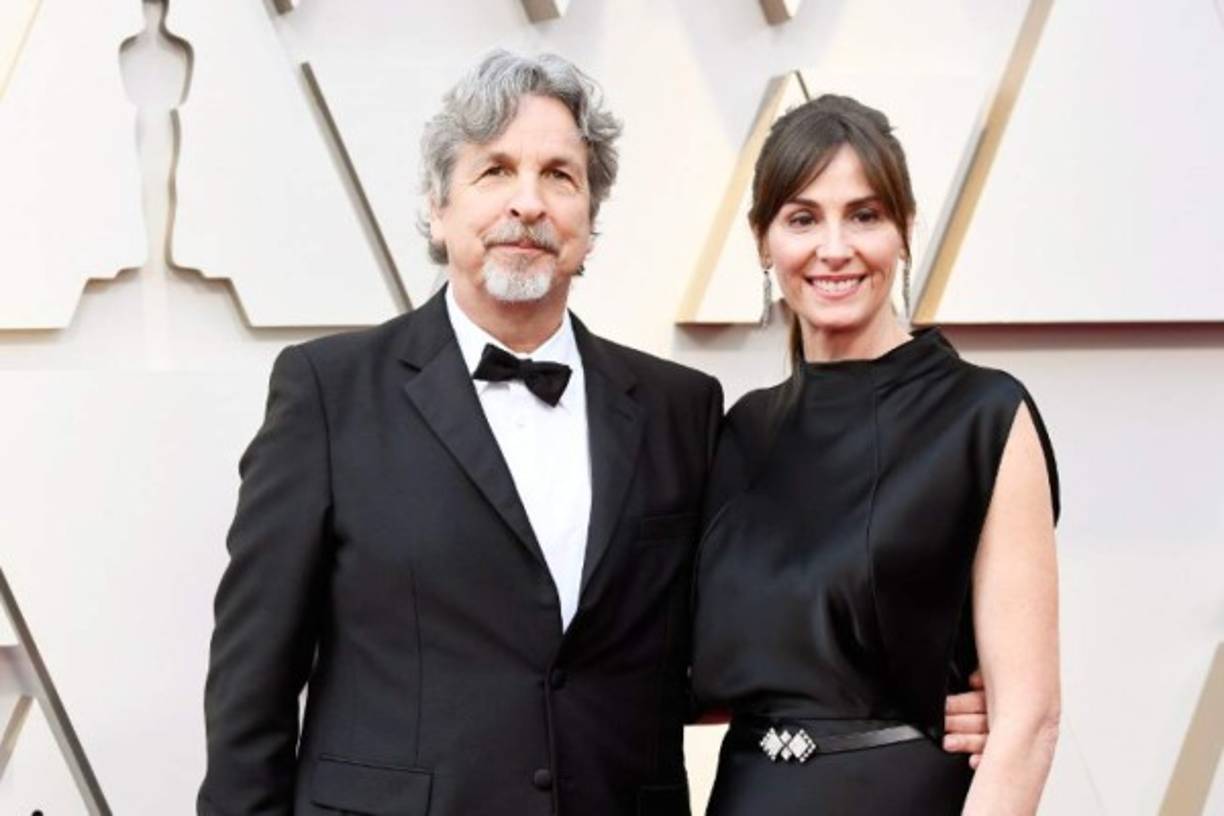 El guinosta Peter Farrelly y su esposa Melinda Kocsis posan en la alfombra roja de la ceremonia 91.
