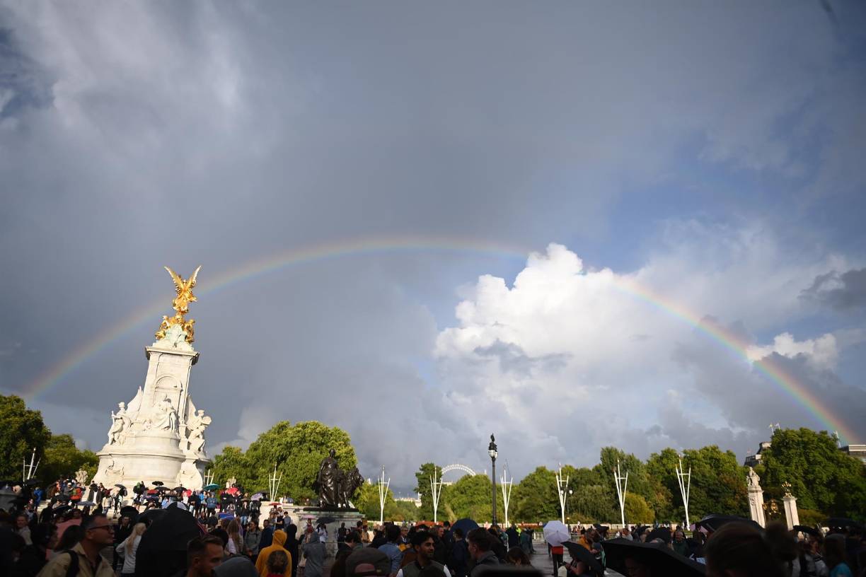 Minutos antes del anuncio del fallecimiento de la longeva monarca, dos arcoíris aparecieron en el cielo frente al palacio de Buckingham.