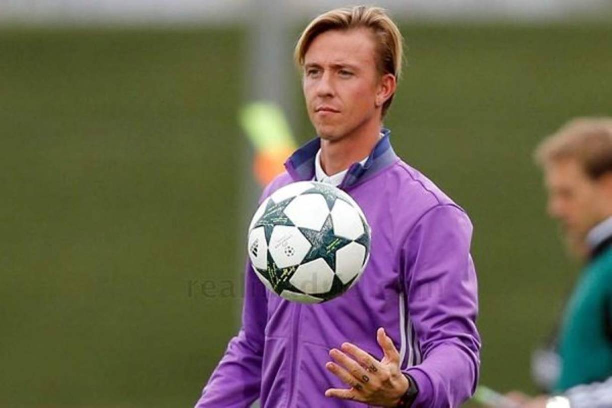 José María Gutiérrez, excentrocampista del Real Madrid y entrenador del equipo juvenil, dejará el club para unirse al Besiktas como segundo entrenador la próxima temporada. Guti, que sonó para sustituir a Zinedine Zidane como entrenador del Real Madrid antes del nombramiento de Lopetegui el mes pasado, trabajará junto al entrenador Senol Gunes en el Besiktas.