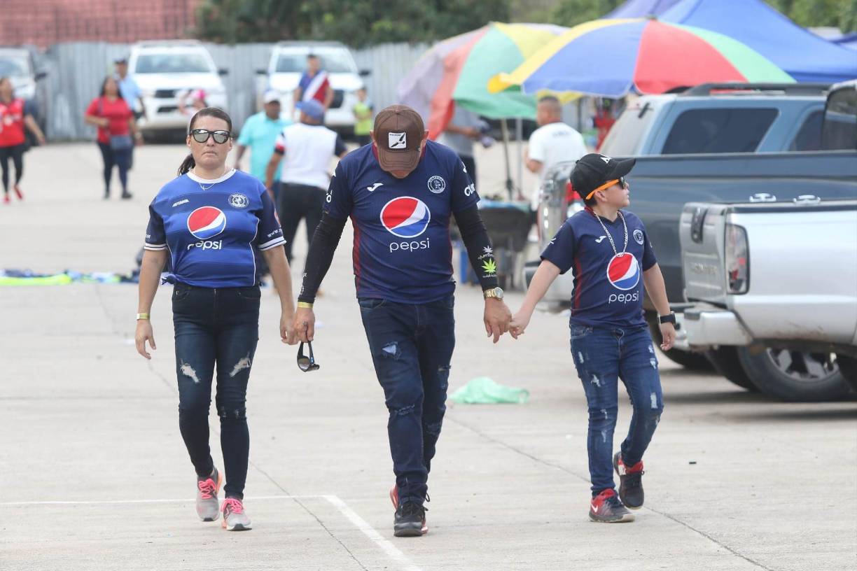 Los fanáticos del Motagua tampoco quisieron perderse el intenso duelo.
