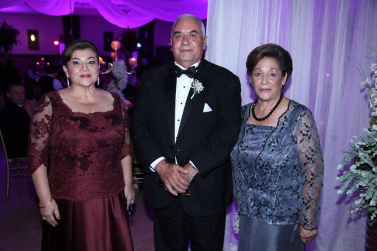 Sandra y René Pacheco con Argentina Turcios.