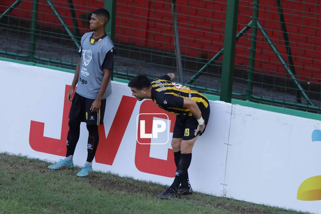 Ramiro Rocca se retiró lesionado del campo y entró José Alejandro Reyes en su lugar.