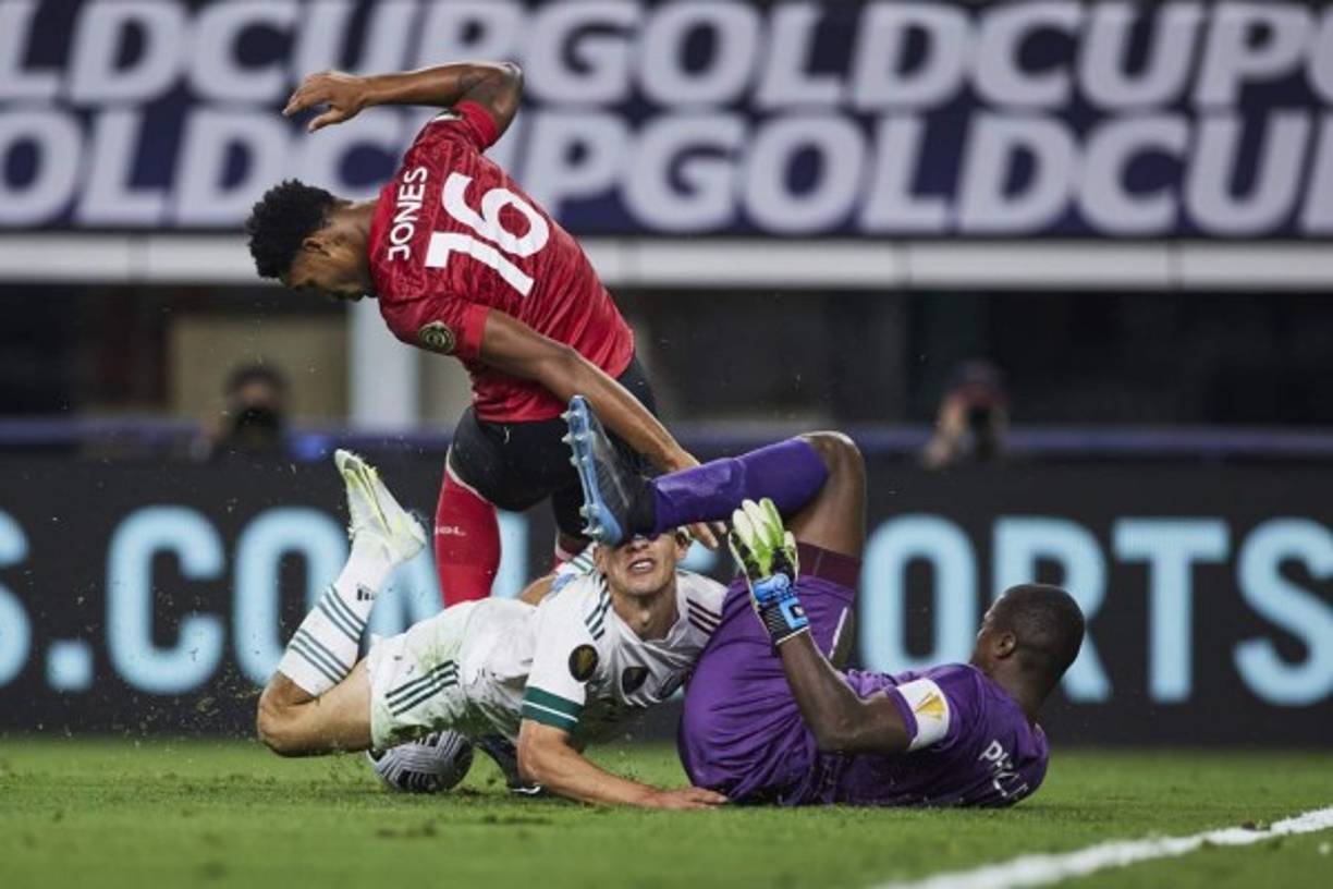 La cabeza del atacante mexicano chocó con al rodilla del guardameta de Trinidad y Tobago en la disputa de un balón dividido.
