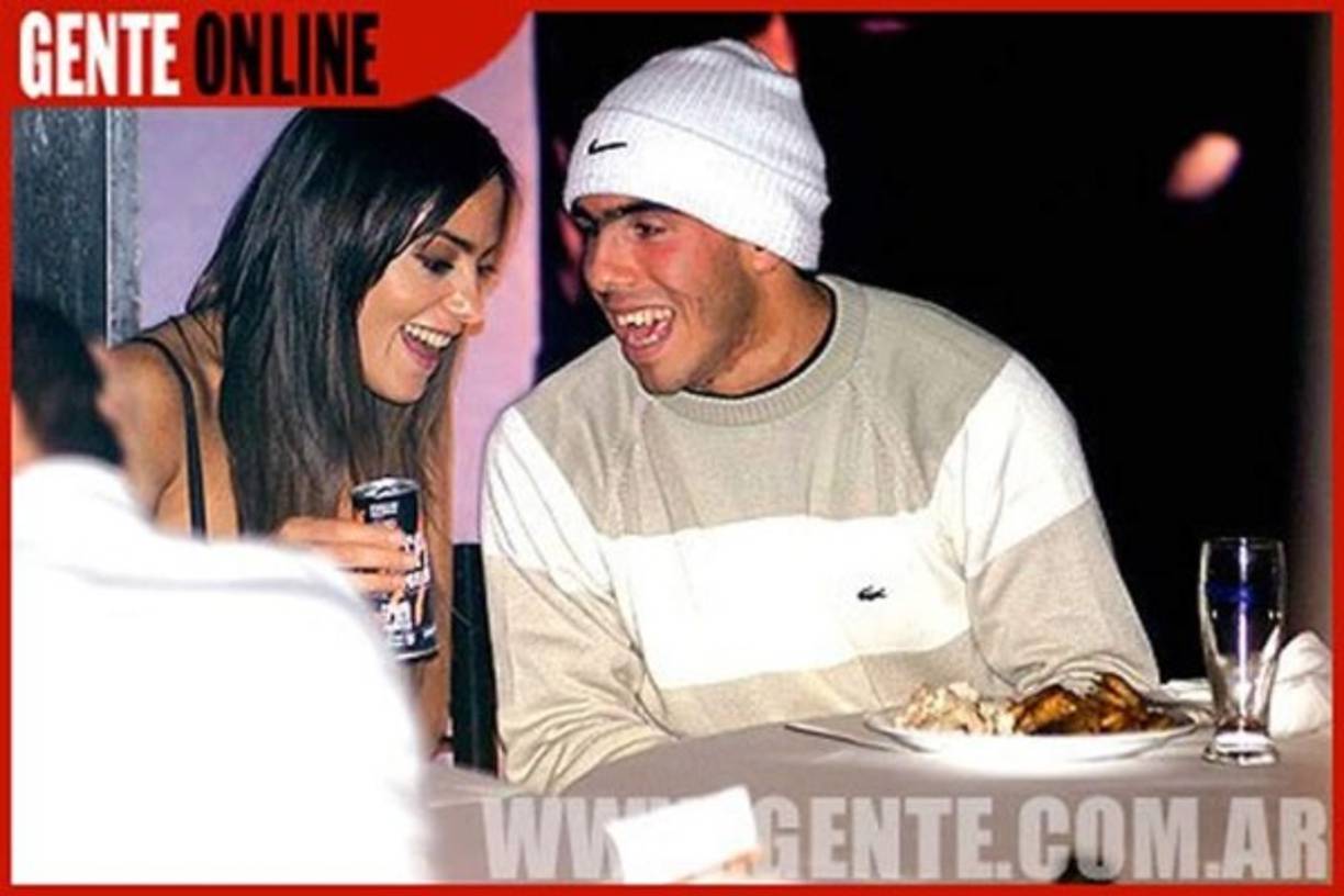 Carlos Tévez tiene un largo historial. Si bien de joven empezó a salir con Vanesa Mansilla y con quien tiene dos hijas, pero le fue infiel con la modelo Natalia Fassi. Ella contó a los medios sus apasionantes encuentros sexuales con el jugador. Tévez se separó con Mansilla, pero después volvió y ahora están casados.