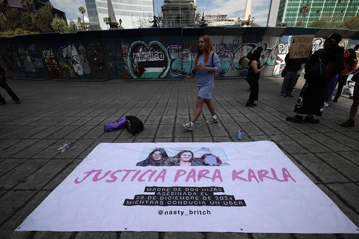 “Mi mamá fue asesinada el 29 de diciembre del 2024 mientras realizaba un viaje de Uber. Ella era conductora de Uber. Trabajaba 24/7 como trabajadora de Uber y bueno, pues a las 5 de la tarde se registró su último viaje, ella fue encontrada sin vida en la calle de Glicerina”, dijo a EFE Brisa García, una de sus dos hijas.