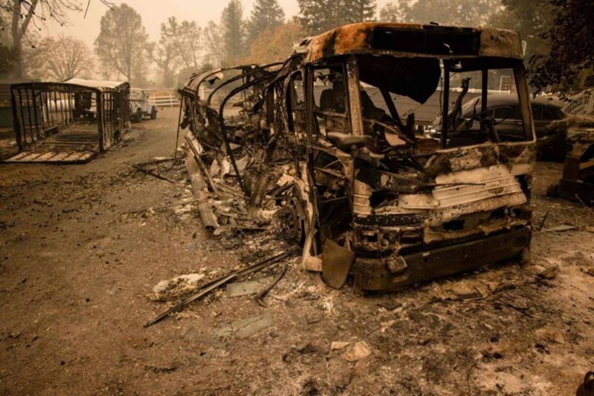 Y mientras el humo se elevaba desde las colinas, los bomberos intentaban extinguir las llamas con picos, palas y agua.
