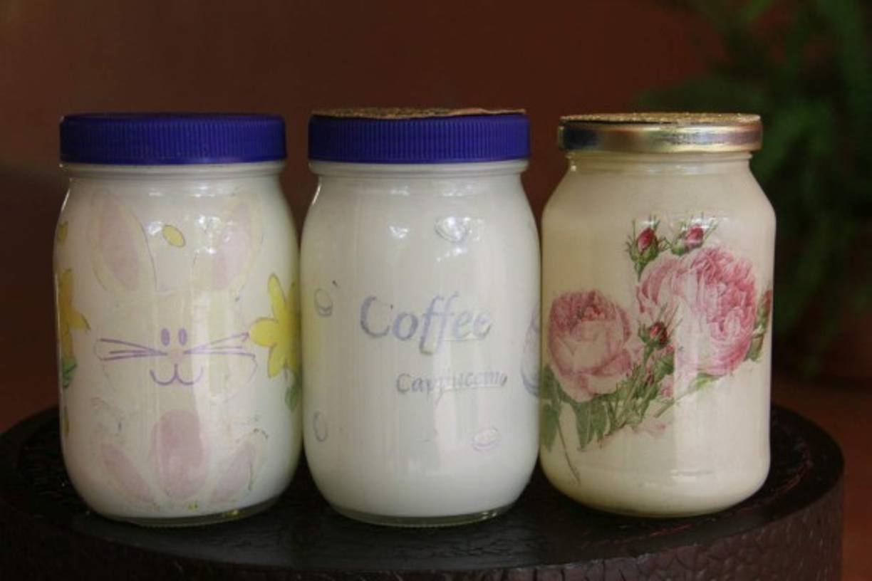 Los botes de mayonesa decorados con dibujos de servilleta y pintura en “spray”. Toda la técnica se elabora por dentro.