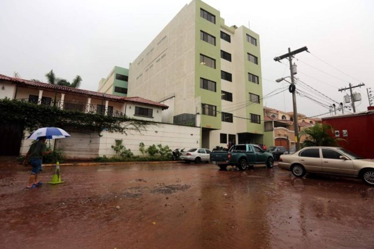 En la colonia La Hacienda, las aguas lluvias inundaron varias calles.