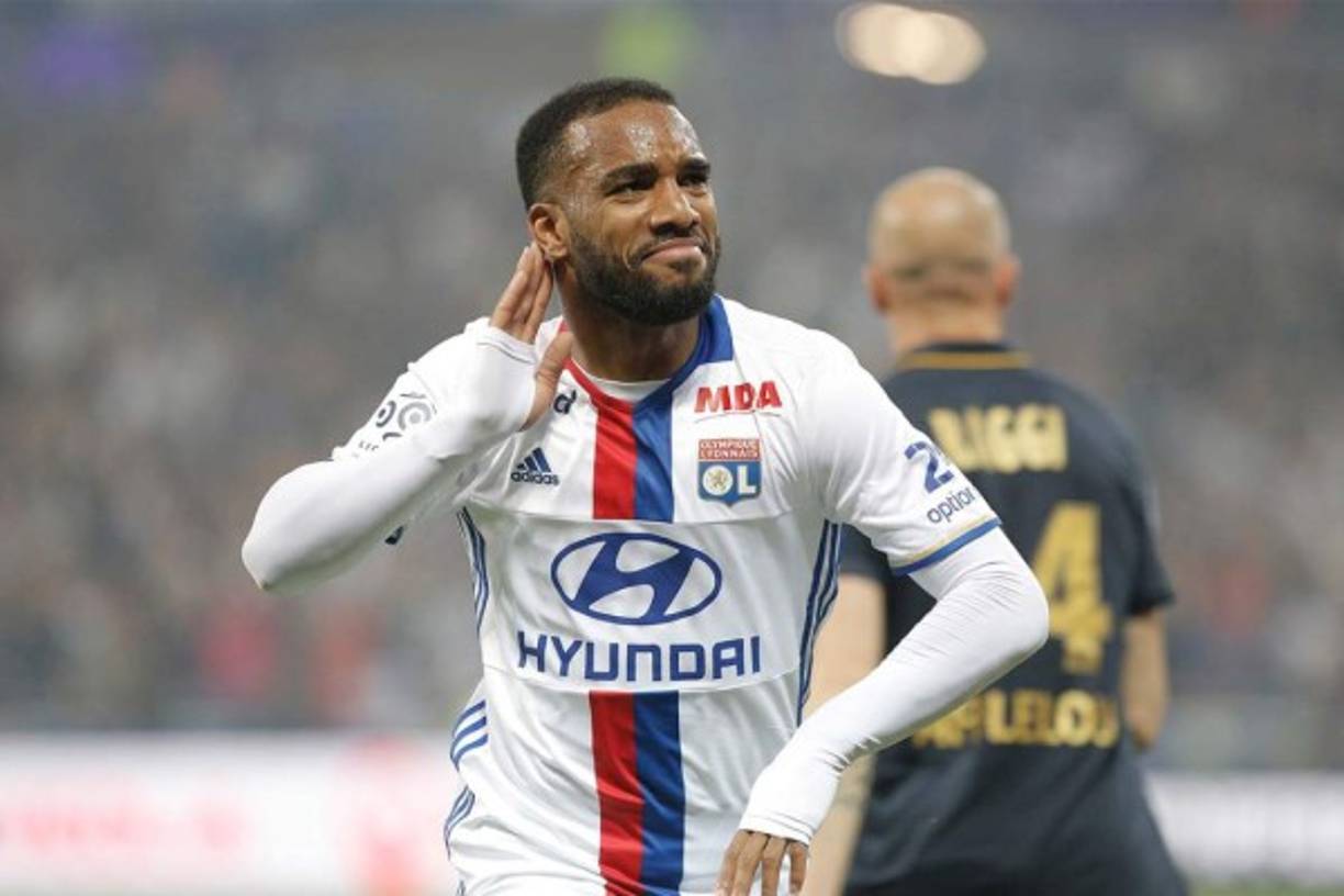 El delantero del Olympique de Lyon, Alexandre Lacazette, habría aceptado fichar por el Atlético de Madrid, según la Cadena COPE. El agente del francés, David Venditelli, estaría negociando con el propio club la salida de su representado. El Olympique no aceptaría menos de 60 millones de euros a no ser que incluyesen a Lucas o a Theo Hernández. Sin embargo, todo depende de que el TAS libre al Atlético de la sanción de la FIFA.
