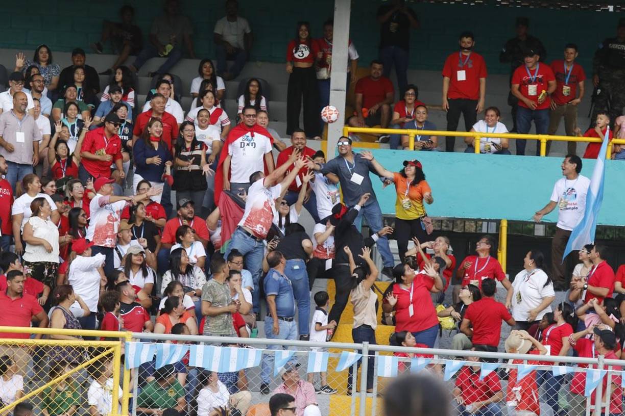 Decenas de aficionados se hicieron presentes en el estadio y recibieron balones de regalo.