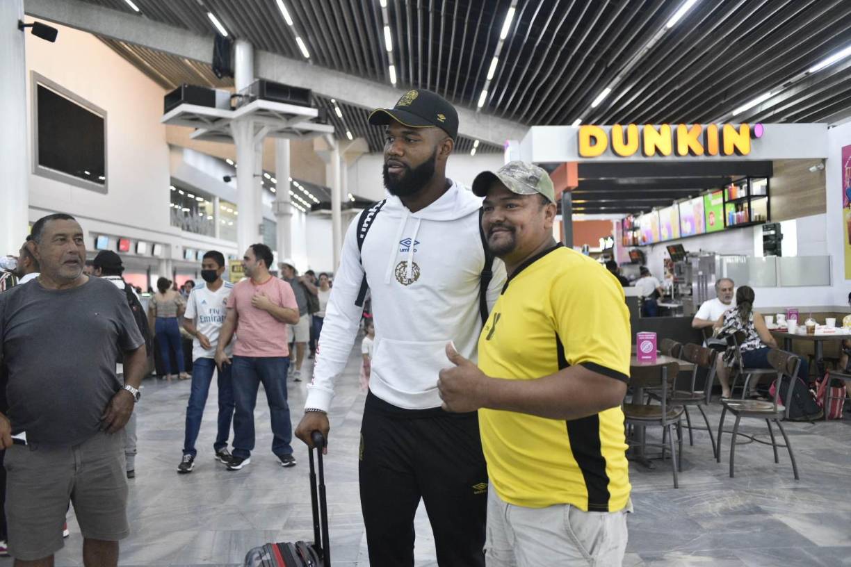 Los aficionados merengues no quisieron perder la oportunidad de tomarse una fotografía con el jugador.