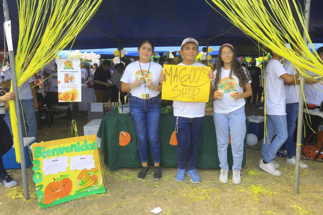 ”Magoo’s Shop”: Estudiantes de octavo ofrecieron una exquisita combinación de mango maduro con especias picantes, mejor conocidas como mangonadas o chamoyadas.