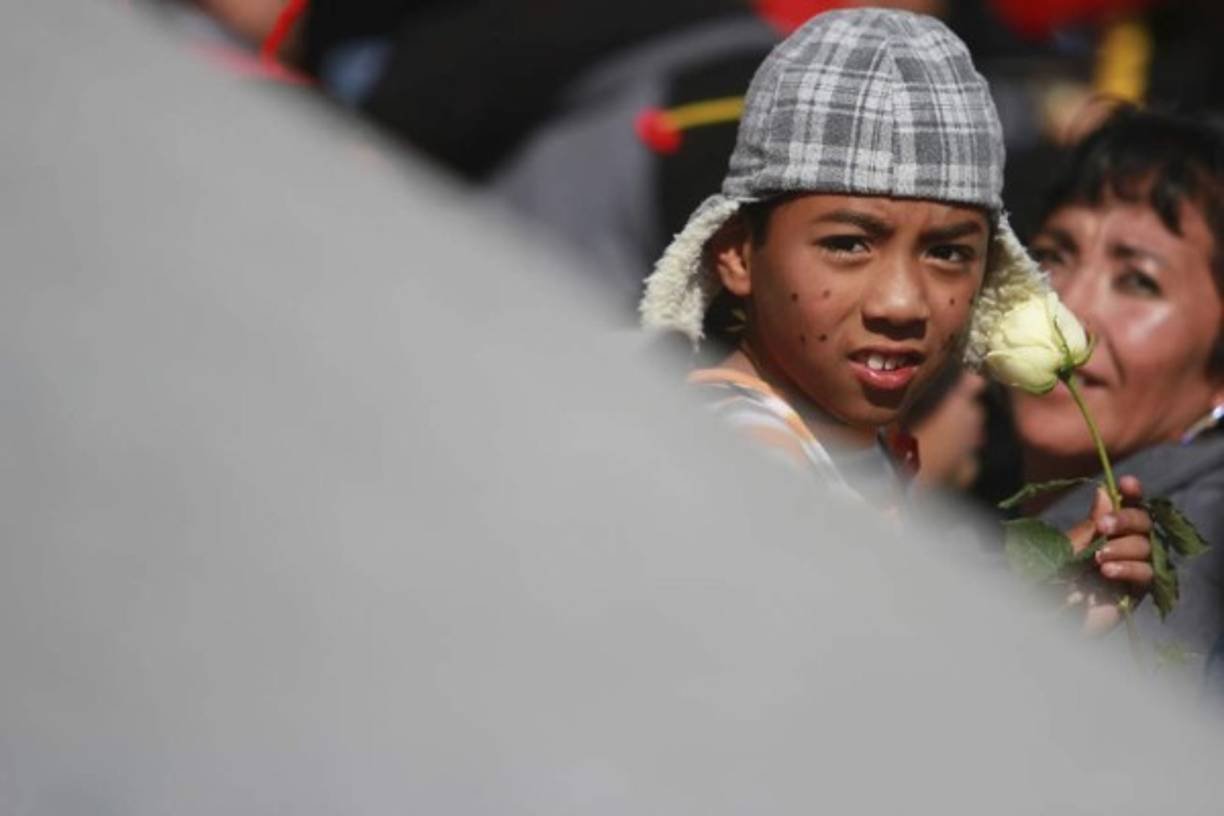 A pesar de la negativa, gente con flores e imágenes del comediante continúa a la espera de que se abran las puertas. Quienes han desistido, han podido reingresar al área de gradas para presenciar el resto de la ceremonia religiosa.