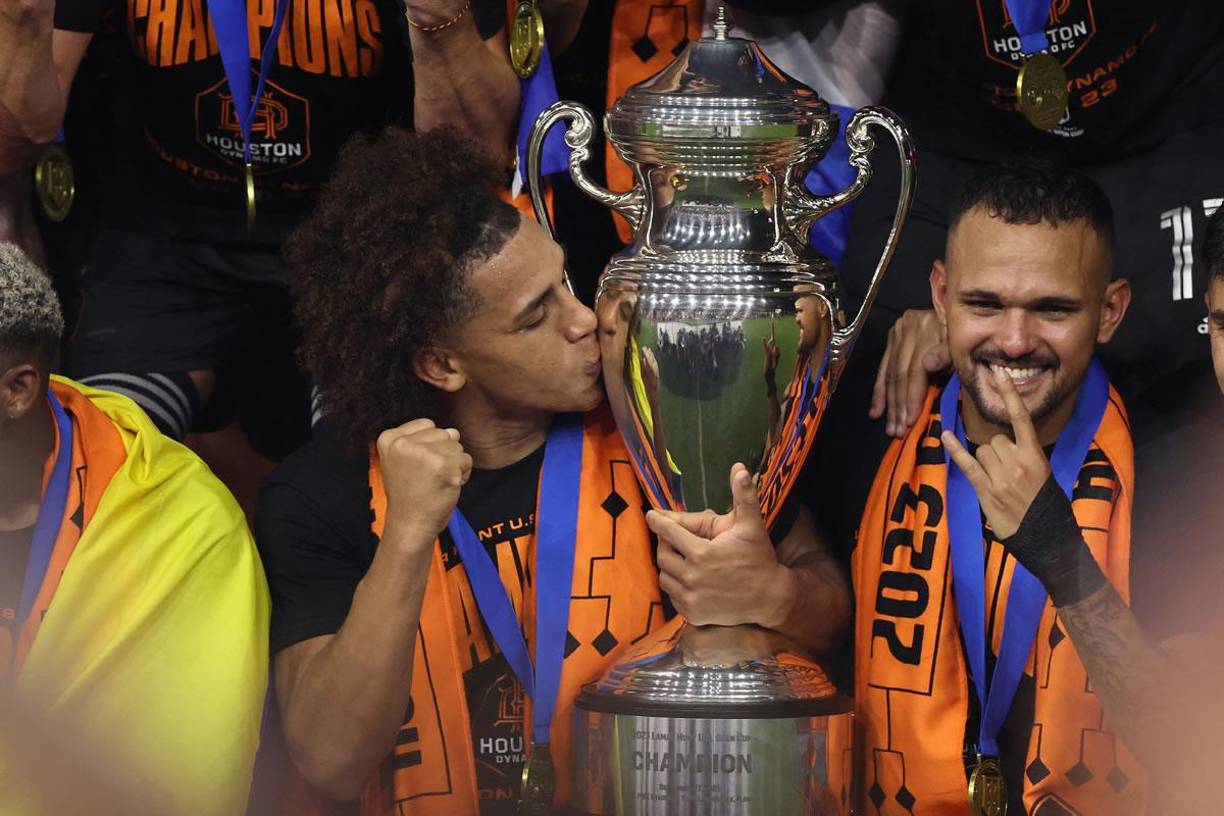 El panameño Adalberto Carrasquilla besando el trofeo de campeones de la US Open Cup.