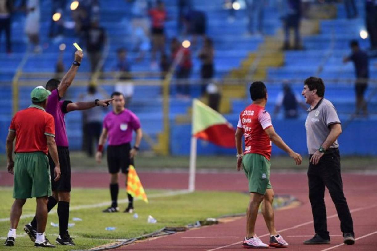 El árbitro Melvin Matamoros le mostró la tarjeta amarilla a Héctor Vargas.