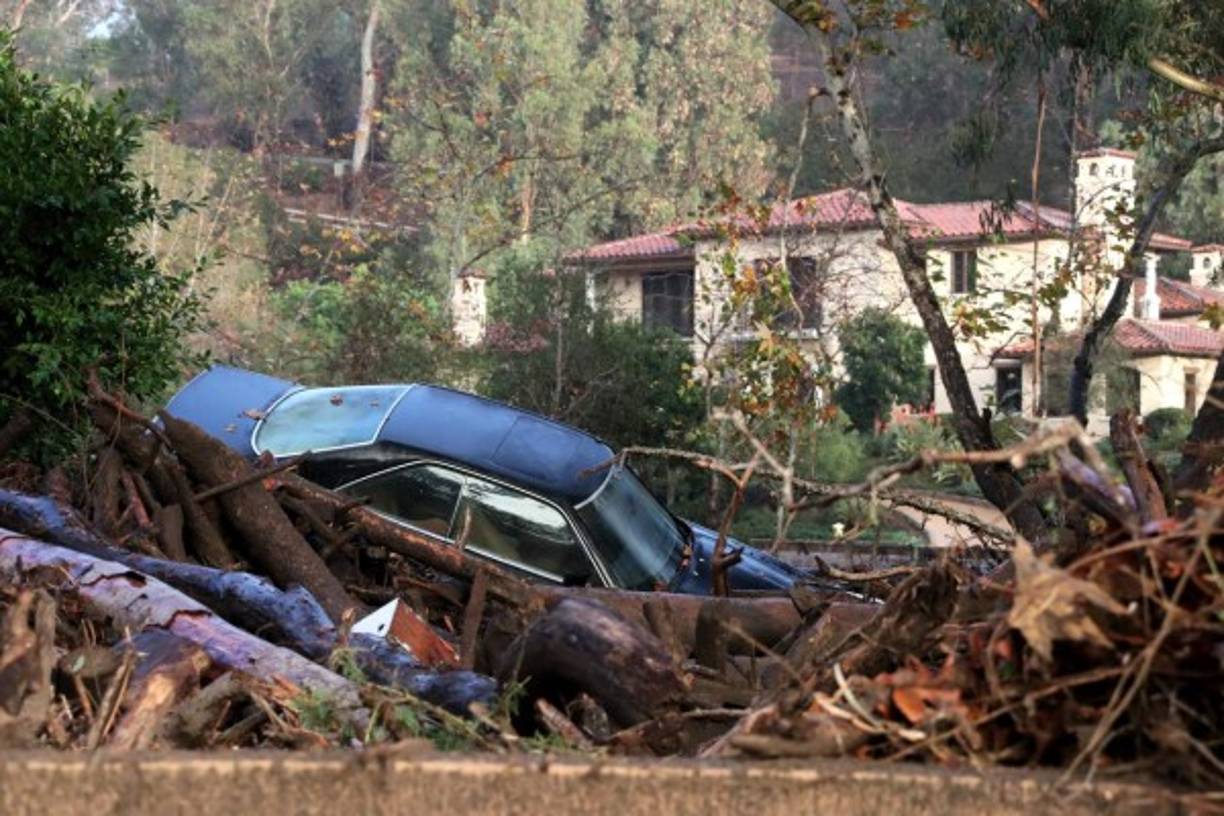 La tormenta dejó casas destruidas por los deslizamientos, calles bloqueadas y cubiertas de barro, algún vehículo flotando junto a escombros y ramas de árboles y otro enterrado en el lodo en las afueras de un estacionamiento.<br/><br/>