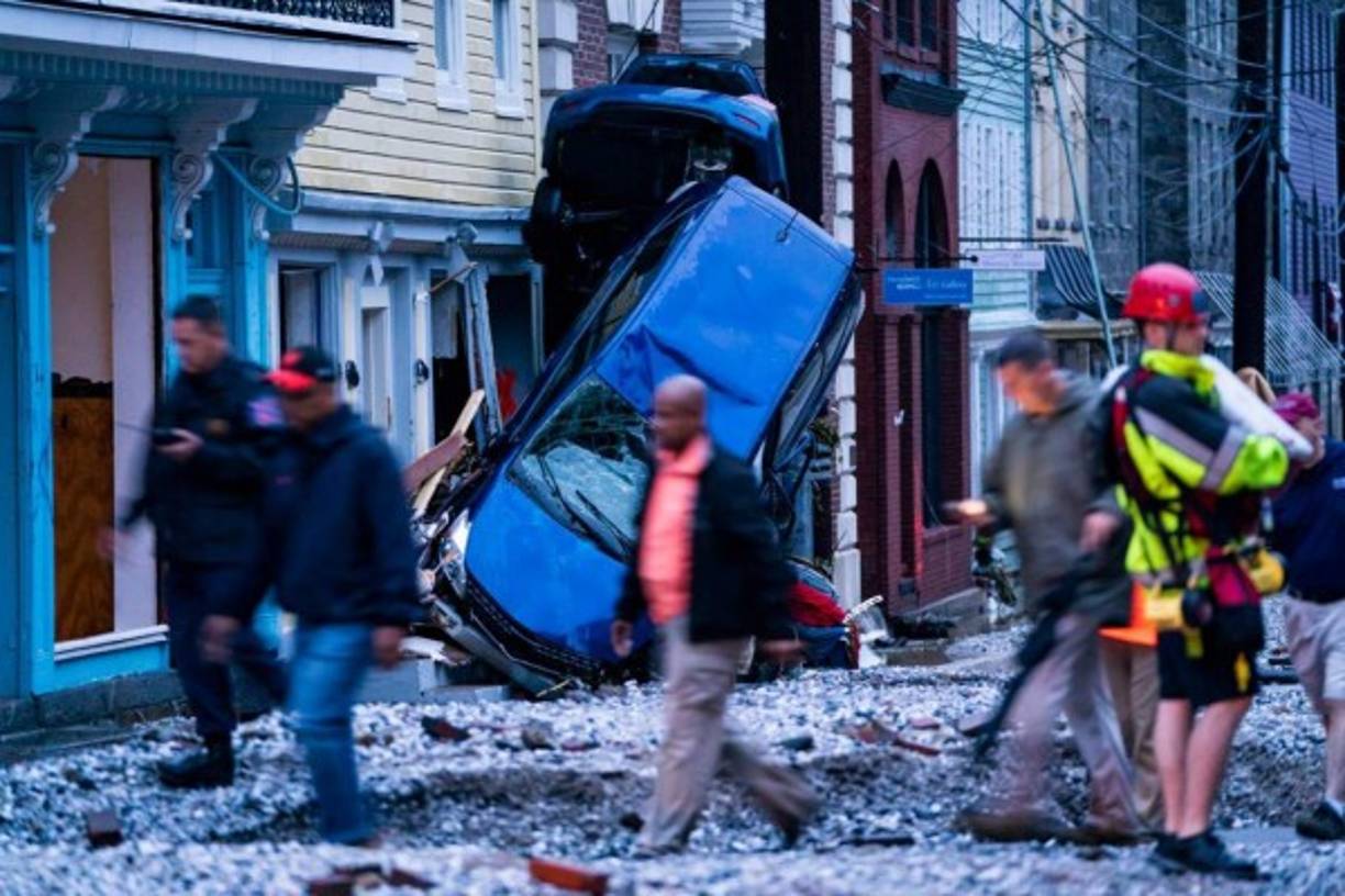 De momento, se desconoce la cantidad estimada de los daños causados por la tormenta de las últimas horas, aunque las imágenes muestran numerosos autos y edificios dañados.