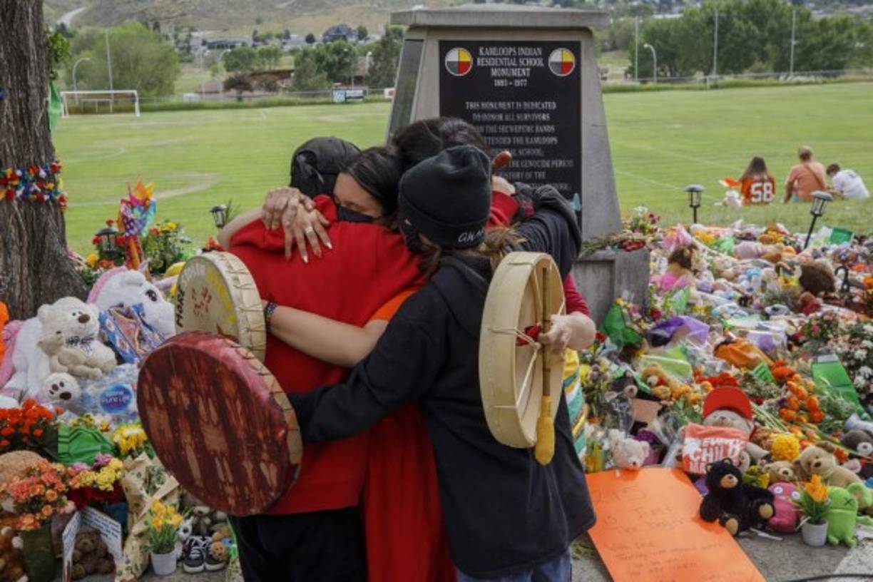 Los líderes de la comunidad y la Federación de Naciones Indígenas Soberanas de Saskatchewan anunciaron en conferencia de prensa que se trata de más de 750 tumbas cerca del antiguo internado de Marieval, en la provincia de Saskatchewan.