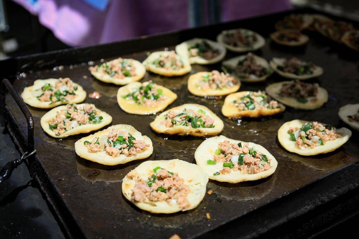 Se sirvieron platillos elaborados en la zona occidental, así como gallina rellena, sopa de gallina india, ticucos y tamales fueron parte de los atractivos alimenticios que la gente que llego pudo saborear.