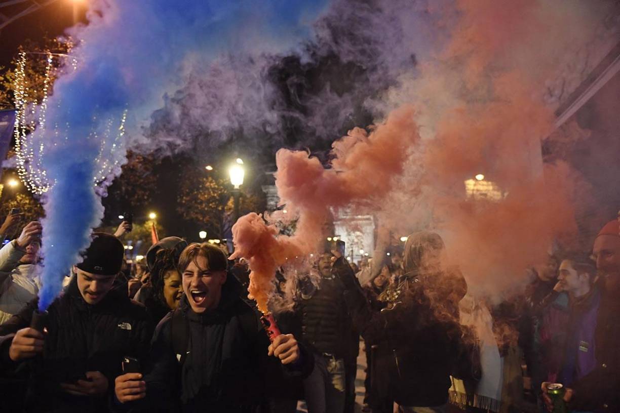 Miles de aficionados franceses salieron a las calles de las principales ciudades de Francia para festejar el pase a la final de su selección, que se medirá el domingo en la final del Mundial a Argentina tras vencer a Marruecos (2-0).
