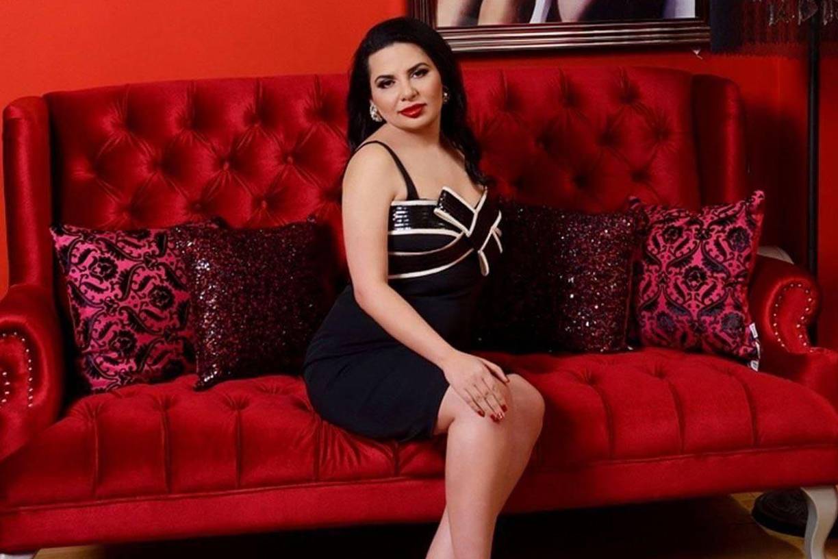 The Wall Street Journal reveló que Ruja Ignatova está acusada de operar un esquema piramidal mundial que recaudó más de 4 mil millones de dólares entre 2014 y 2016 a través de la supuesta criptomoneda OneCoin, según la policía.