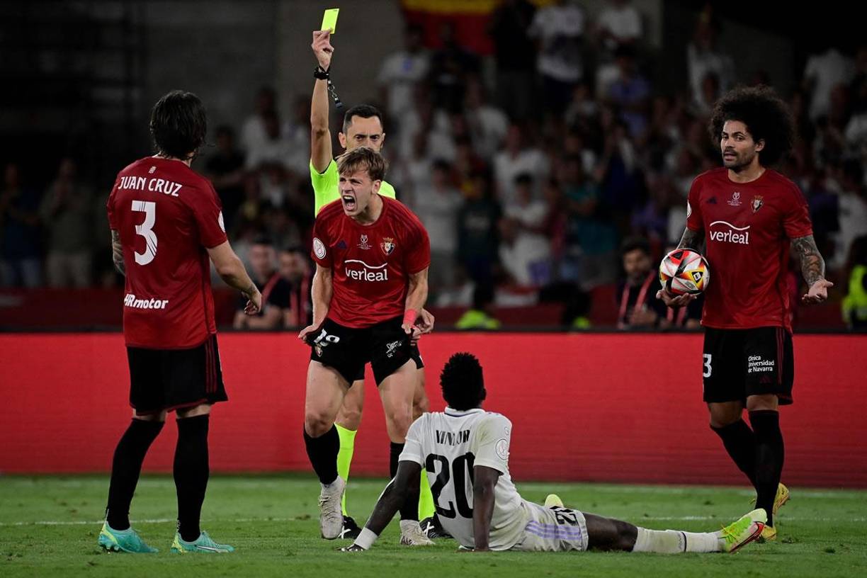 El árbitro le muestra tarjeta amarilla a Pablo Ibáñez por una falta contra Vinicius.