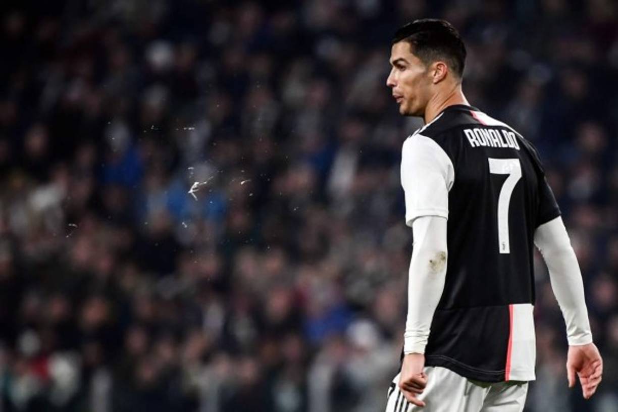 Cristiano Ronaldo escupiendo al suelo.