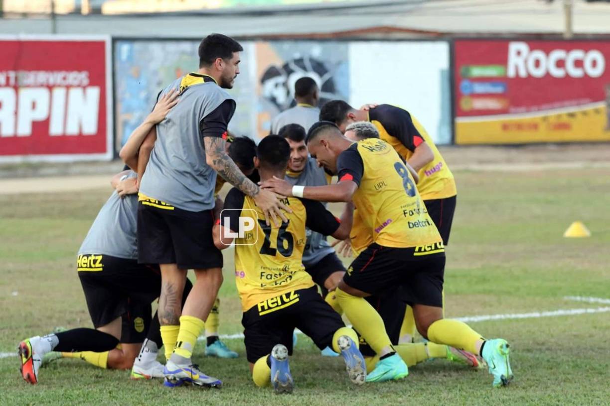La unidad de los jugadores del Real España en el festejo del gol de Omar Rosas.
