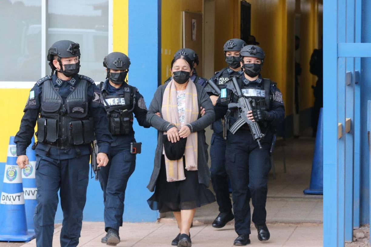 Herlinda Montes salió esposada de manos del comando de Fuezas Especiales. 