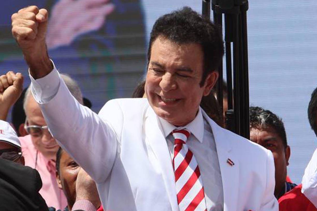 El excandidato presidencial Salvador Nasralla fue juramentado este martes como miembro del Partido Liberal.