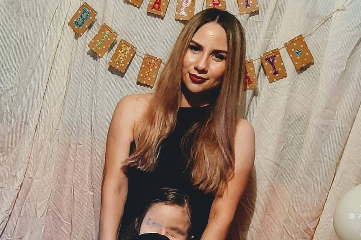 Alma Lourdes, era gerente de una carnicería y fue asesinada dentro de su local tras intentar defender a su hermana Ana del acoso que recibía por parte del agresor. 