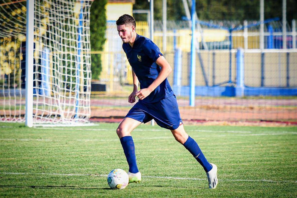 El central, que viajó a Sevilla y superó sin problemas el reconocimiento médico, comienza ya su etapa en las categorías inferiores béticas formando parte del equipo Juvenil de División de Honor.