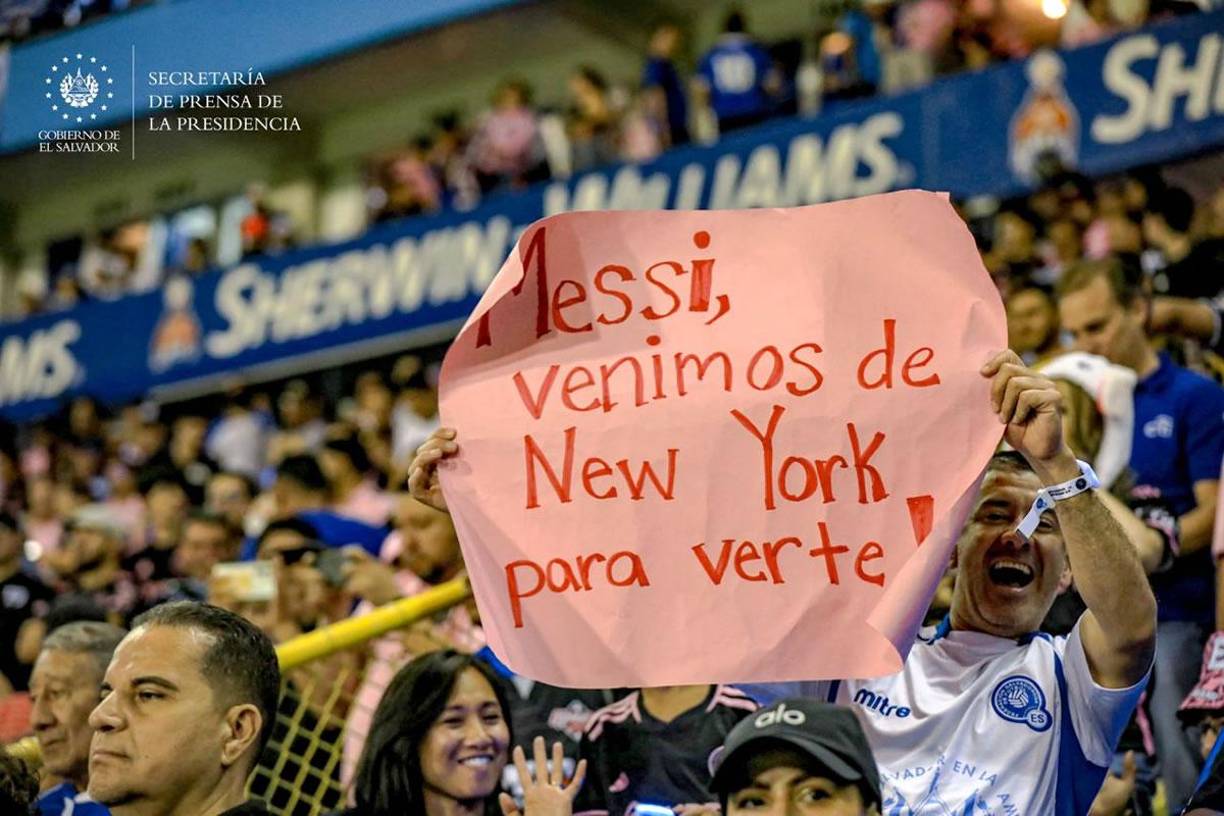Este hincha viajó desde Nueva York para ver a Leo Messi en el amistoso entre la Selección de El Salvador y el Inter Miami.