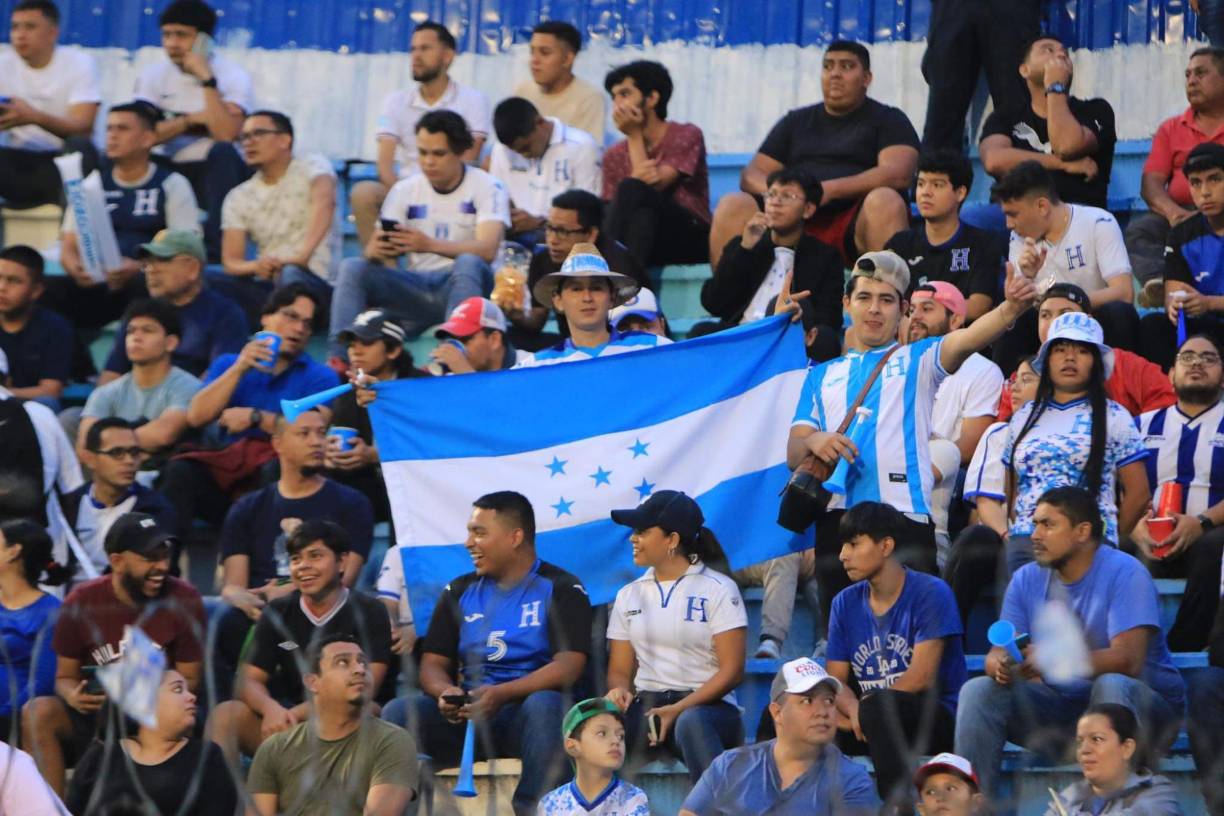 La afición hondureña respondió en gran cantidad en el estadio Nacional Chelato Uclés para apoyar a la Selección de Honduras ante Cuba.