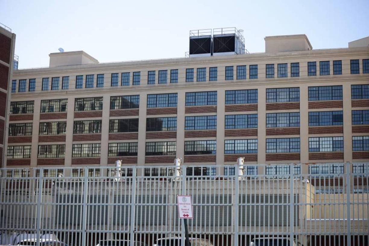 Una antigua presa, la heredera británica Ghislaine Maxwell, socia y cómplice de Jeffrey Epstein, que fue trasladada a otro penal, denunció condiciones “inhumanas, crueles y degradantes” en el MDC y comparó su celda a la del psicópata Hannibal Lecter en ´The Silence of the Lambs´.