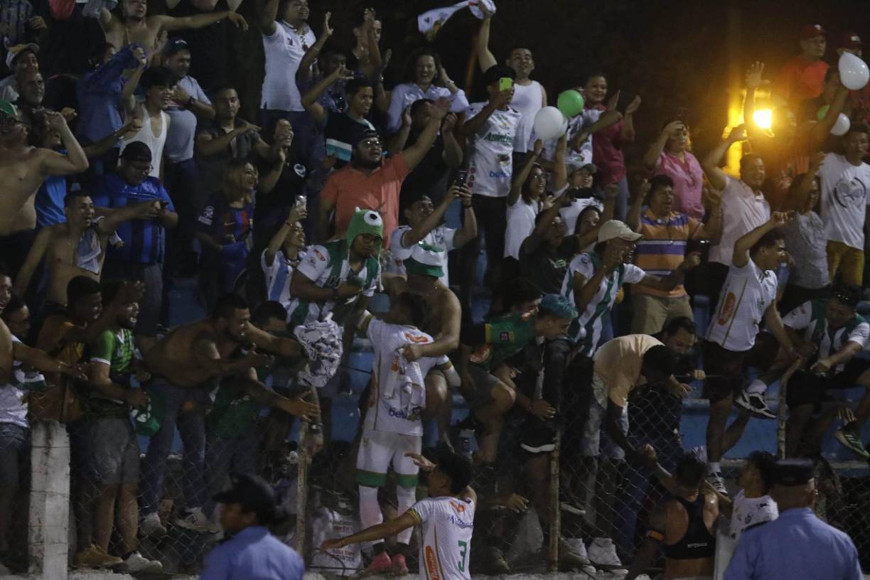 ¡Entre abrazos! Así fue el festejo tras el triunfo ante Independiente.