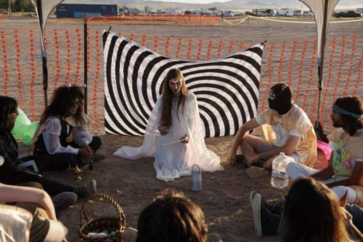 Según teorías y creencias populares, en la famosa guarnición del Gobierno de los Estados Unidos, localizada en el condado Lincoln, en el sur del estado de Nevada y a unos 130 kilómetros de Las Vegas, se guardan toda suerte de secretos militares que incluyen una nave y cuerpos extraterrestres.