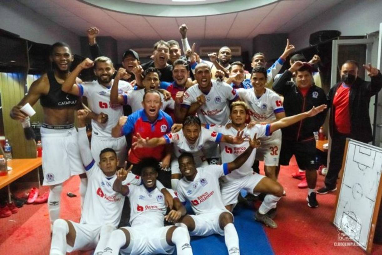 Así fue la alocada celebración de los jugadores del Olimpia en su vestuario en el estadio Nacional.