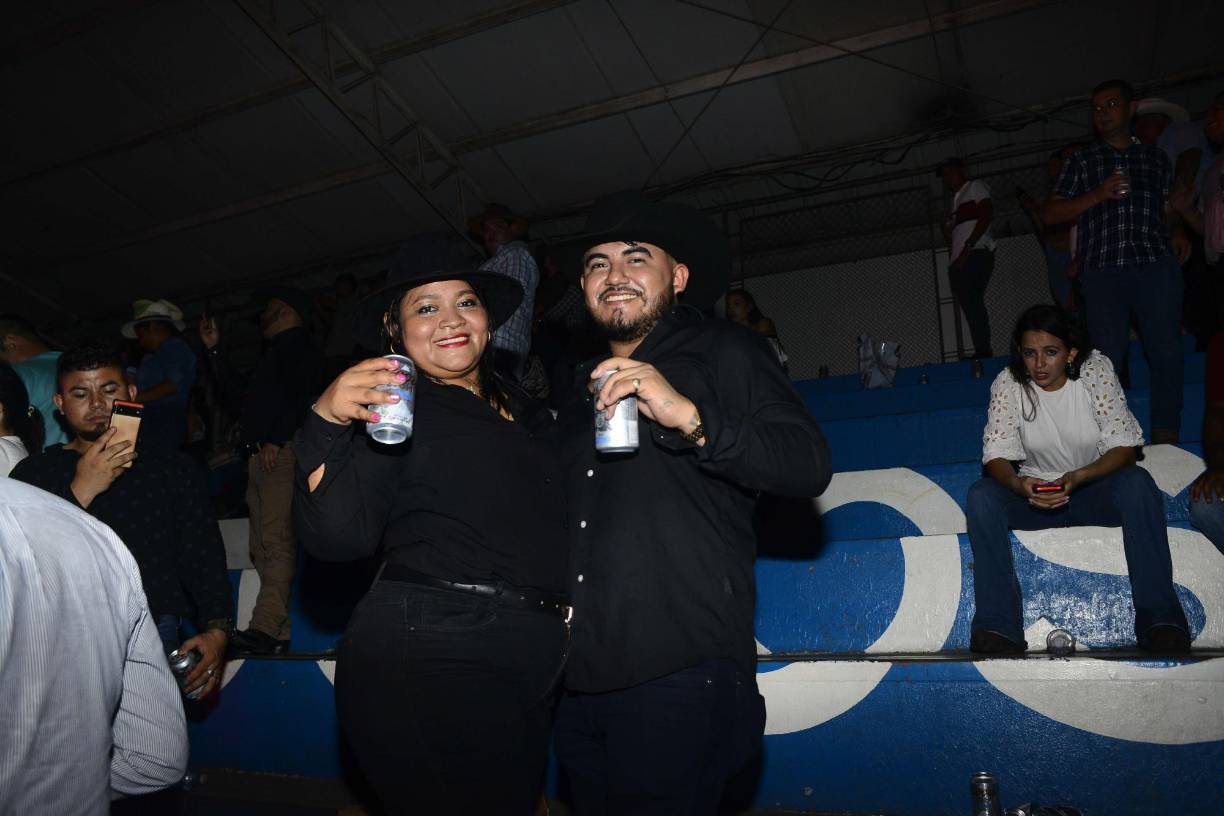 El Trono de México se entregó a su público y deleitó con sus canciones románticas