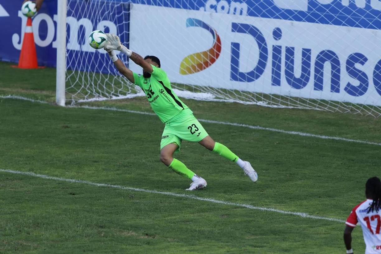 El portero panameño César Samudio volvió a ser clave para el Marathón con tapadas importantes en el partido contra la Real Sociedad.