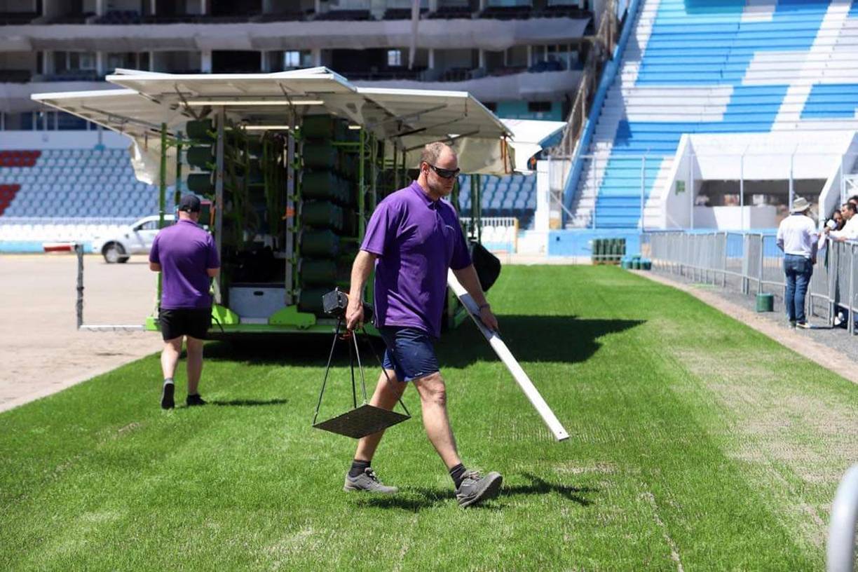 Puntada a puntada, la moderna máquina traida de Europa empezó a coser el césped del Estadio Nacional Chelato Uclés y se espera que en tres meses el escenario ya esté apto para albergar partidos.