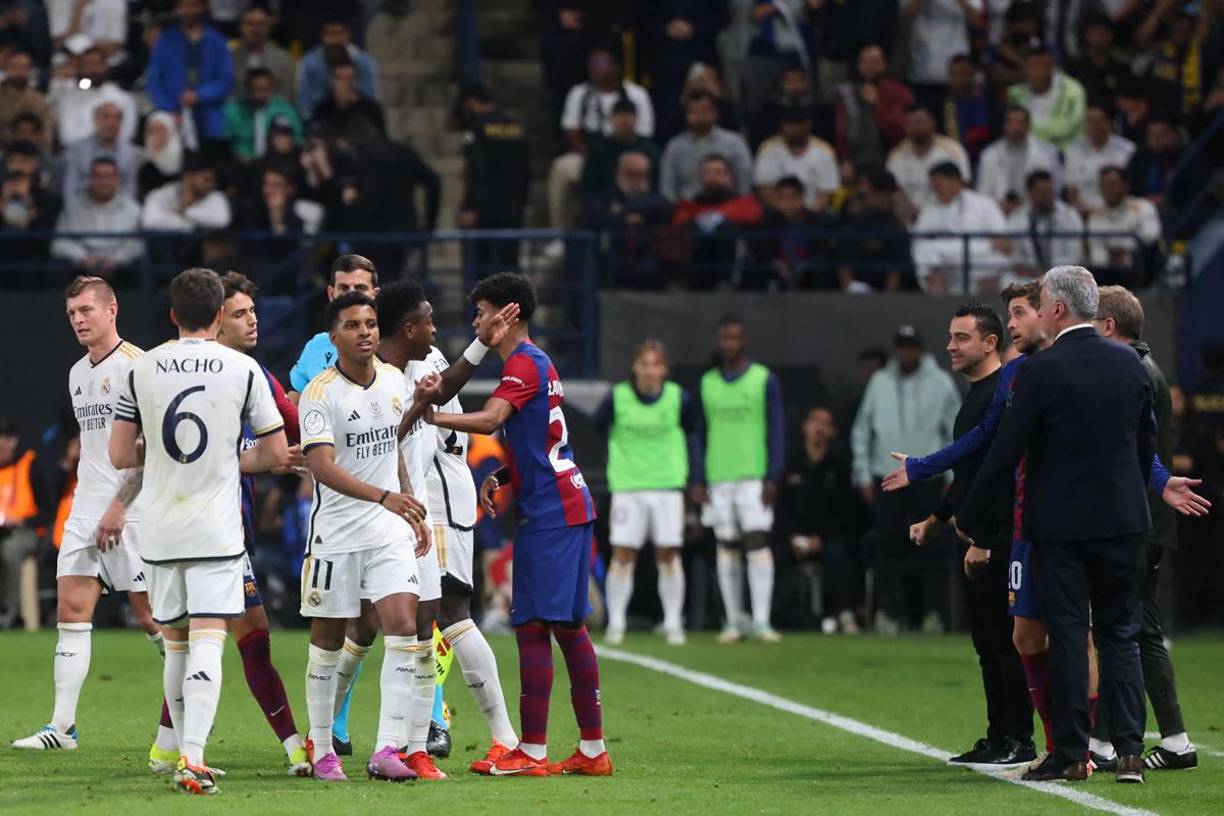 Vinicius discutiendo con Sergio Roberto, que estaba afuera del campo, tras la expulsión de Araújo.