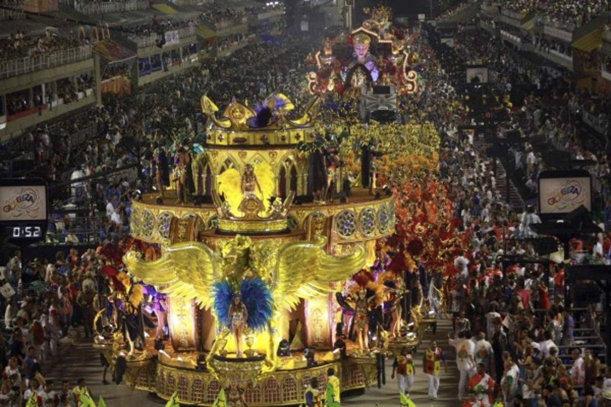 El carnaval alcanzó hoy su apogeo en Brasil con los lujosos desfiles de las escuelas de samba de Río de Janeiro, que con su magia cautivaron a 72.500 espectadores en el sambódromo y a millones de personas por televisión.