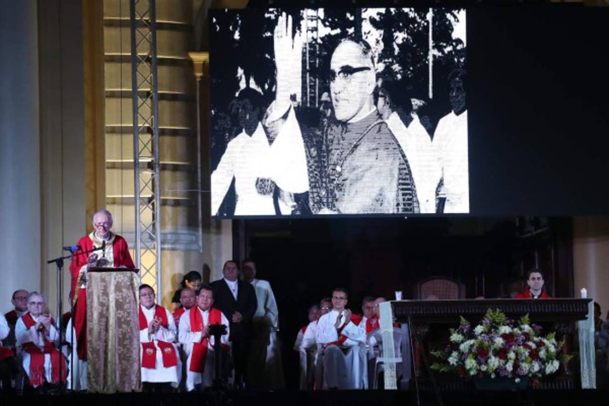 La canonización de Romero, que en sus homilías denunciaba los atropellos a la población pobre en El Salvador, se produce tres años después de ser beatificado en una multitudinaria misa en San Salvador.