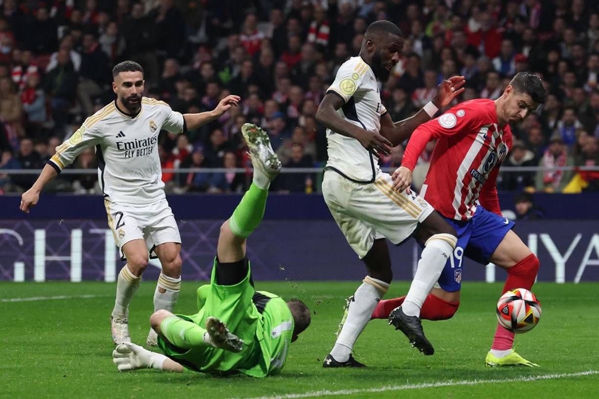 El portero ucraniano Andriy Lunin erró en esta acción y Álvaro Morata aprovechó para marcar el 2-1 del Atlético.