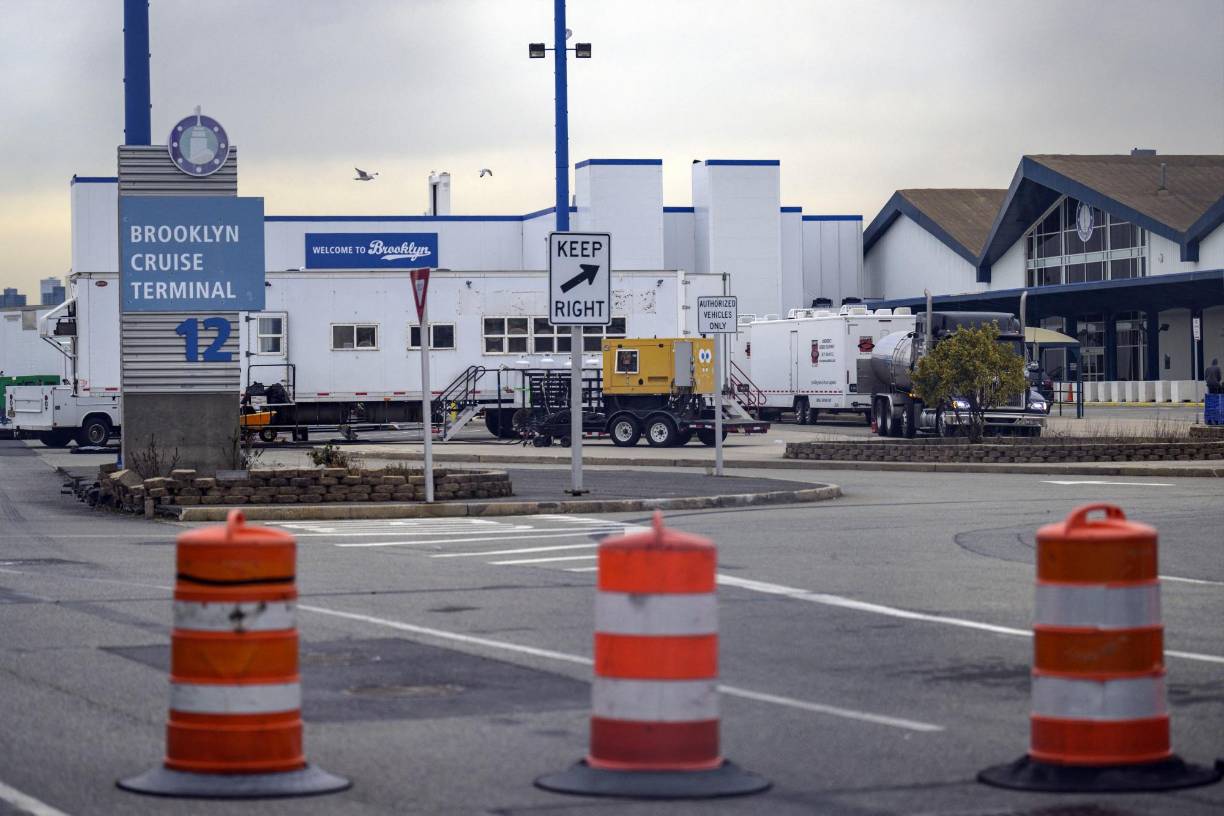 El nuevo albergue fue habilitado en la Terminal de Cruceros de Brooklyn el fin de semana, y las autoridades de Nueva York buscan trasladar ahí a al menos 1,000 hombres migrantes alojados en hoteles tras llegar a la ciudades enviados en autobuses desde Texas.