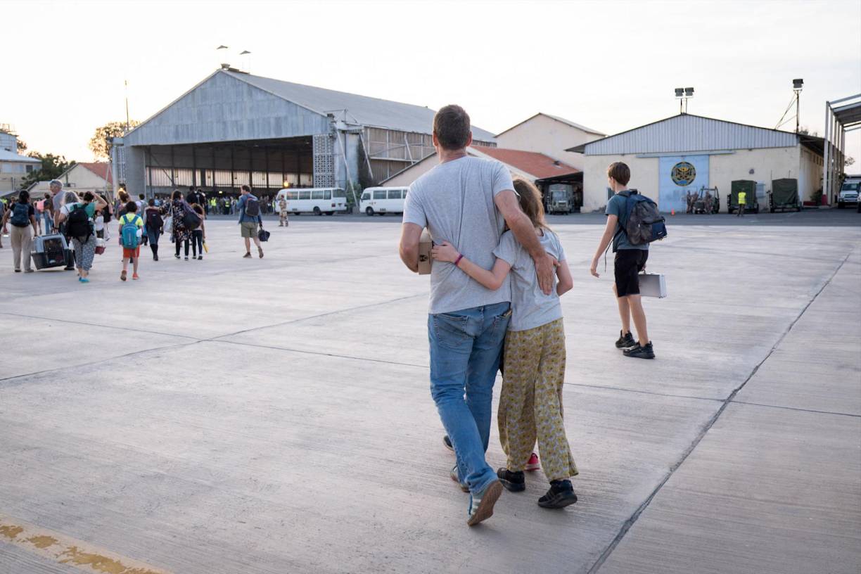 Las explosiones, los bombardeos y los disparos no han dejado de resonar desde hace diez días en la capital sudanesa, Jartum, y otras zonas, pero las capitales extranjeras lograron negociar con los dos beligerantes la evacuación de su personal diplomático y ciudadanos.